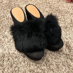 Black Faux Fur Platform Slippers / House Shoes – EU 37 (Women’s 6.5)